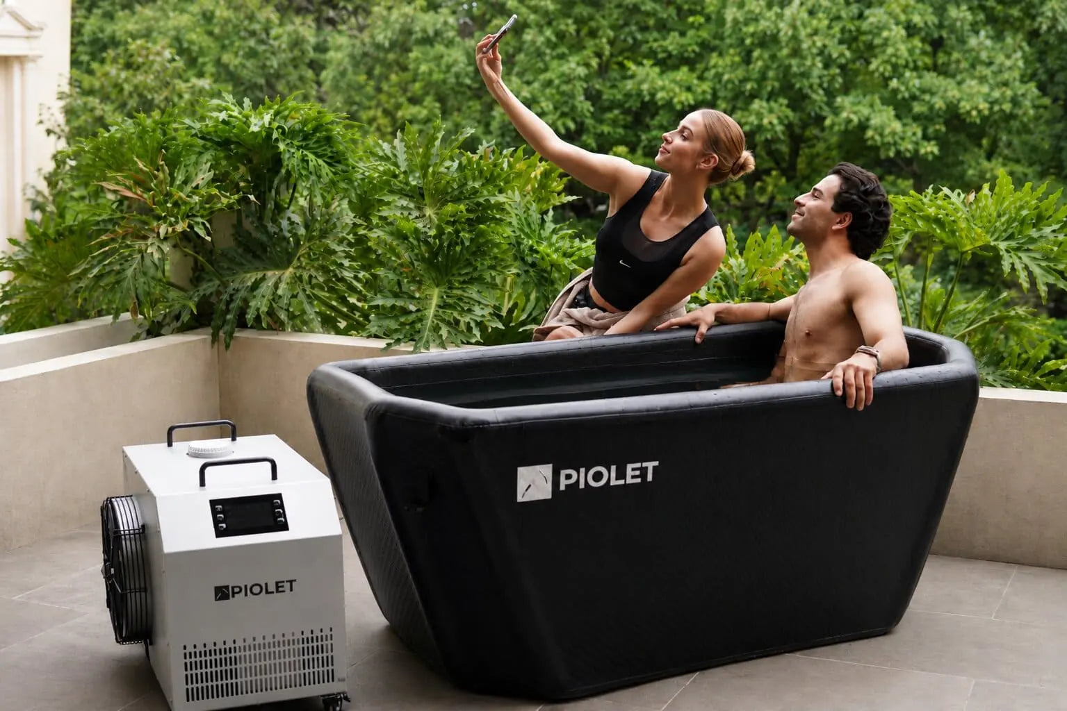Cold plunge en casa con chiller PIOLET — pareja en tina outdoor junto a enfriador, lifestyle hero
