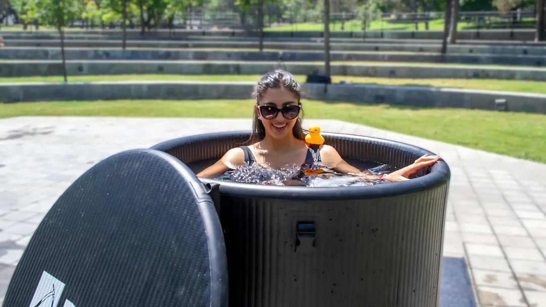 Cold plunge outdoor lifestyle — mujer en tina de hielo PIOLET en patio soleado, México