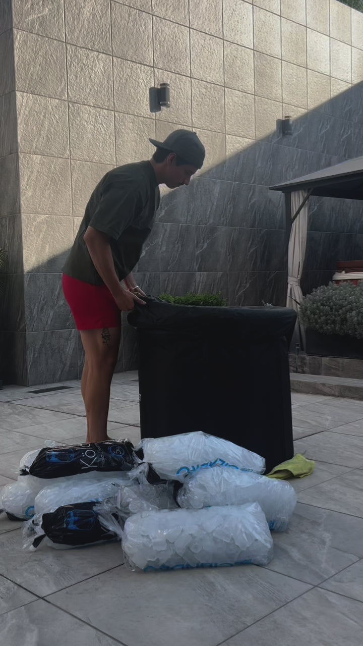 hombre usando la tina de hielo portatil ice bath PIOLET