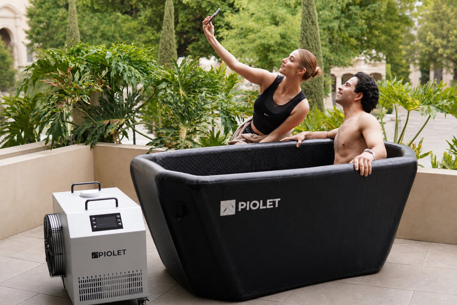 Pareja en una tina PIOLET Pool MAX junto al chiller Polar PRO