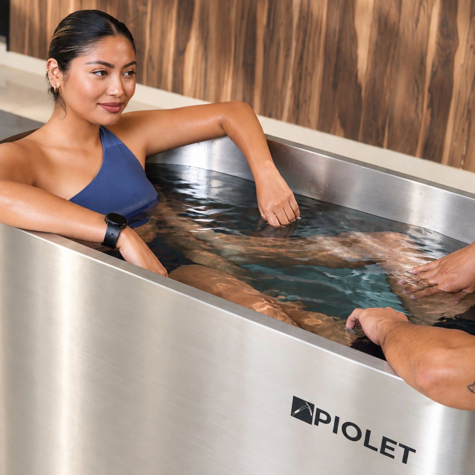 Woman immersed in cold water inside the PIOLET Steel 304 stainless tub